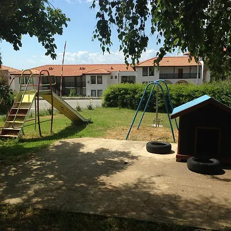 בית הארחה Yanis